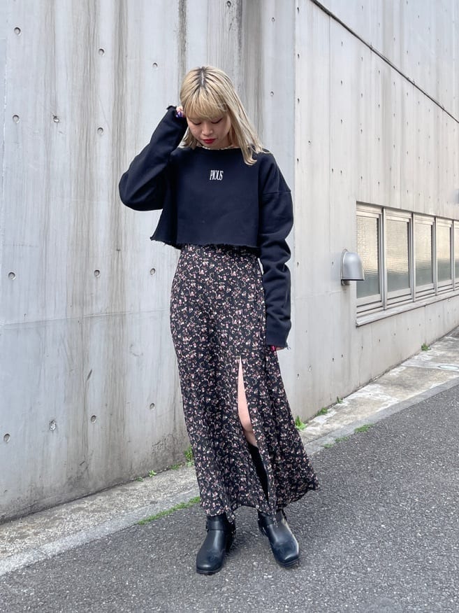 ブラック系のワンピース、ブラック系のTシャツ/カットソーを着用したレディースの春コーディネートの2枚目の写真