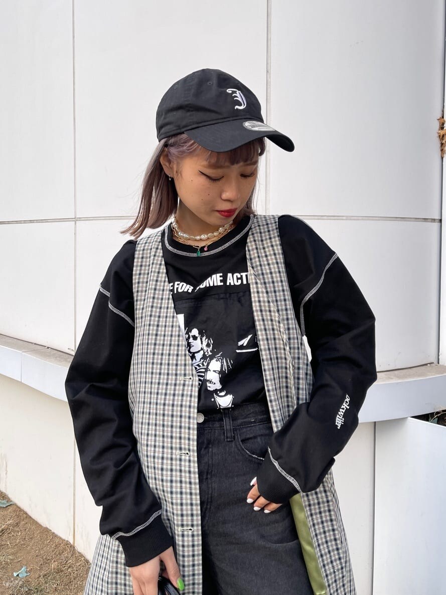 ブラック系のデニムパンツ、その他のジャンパースカート、ブラック系のショルダーバッグを着用したレディースの冬コーディネートの6枚目の写真