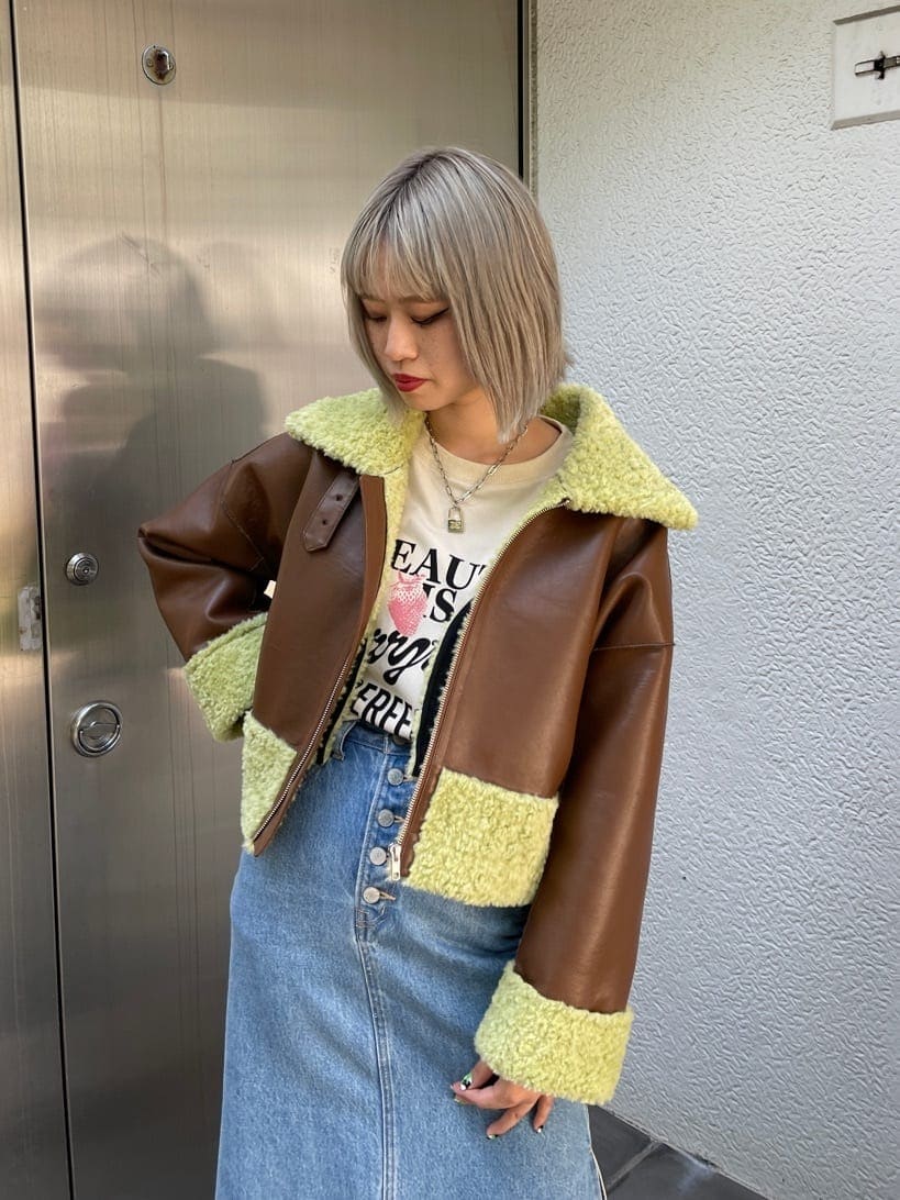 ブラック系のブーツ、ブラウン系のその他アウター、ブルー系のデニムスカートを着用したレディースの夏コーディネートの5枚目の写真