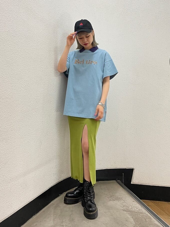 ブラック系のブーツ、グリーン系のワンピース、ブルー系のTシャツ/カットソーを着用したレディースの春コーディネートの2枚目の写真