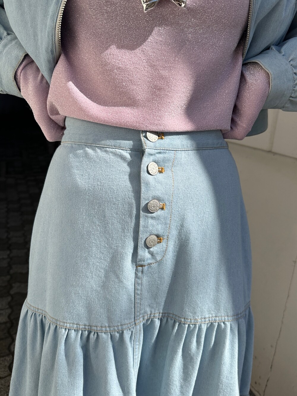 ブルー系のワンピース、ピンク系のTシャツ/カットソー、ブラック系のブーツを着用したレディースの冬コーディネートの8枚目の写真