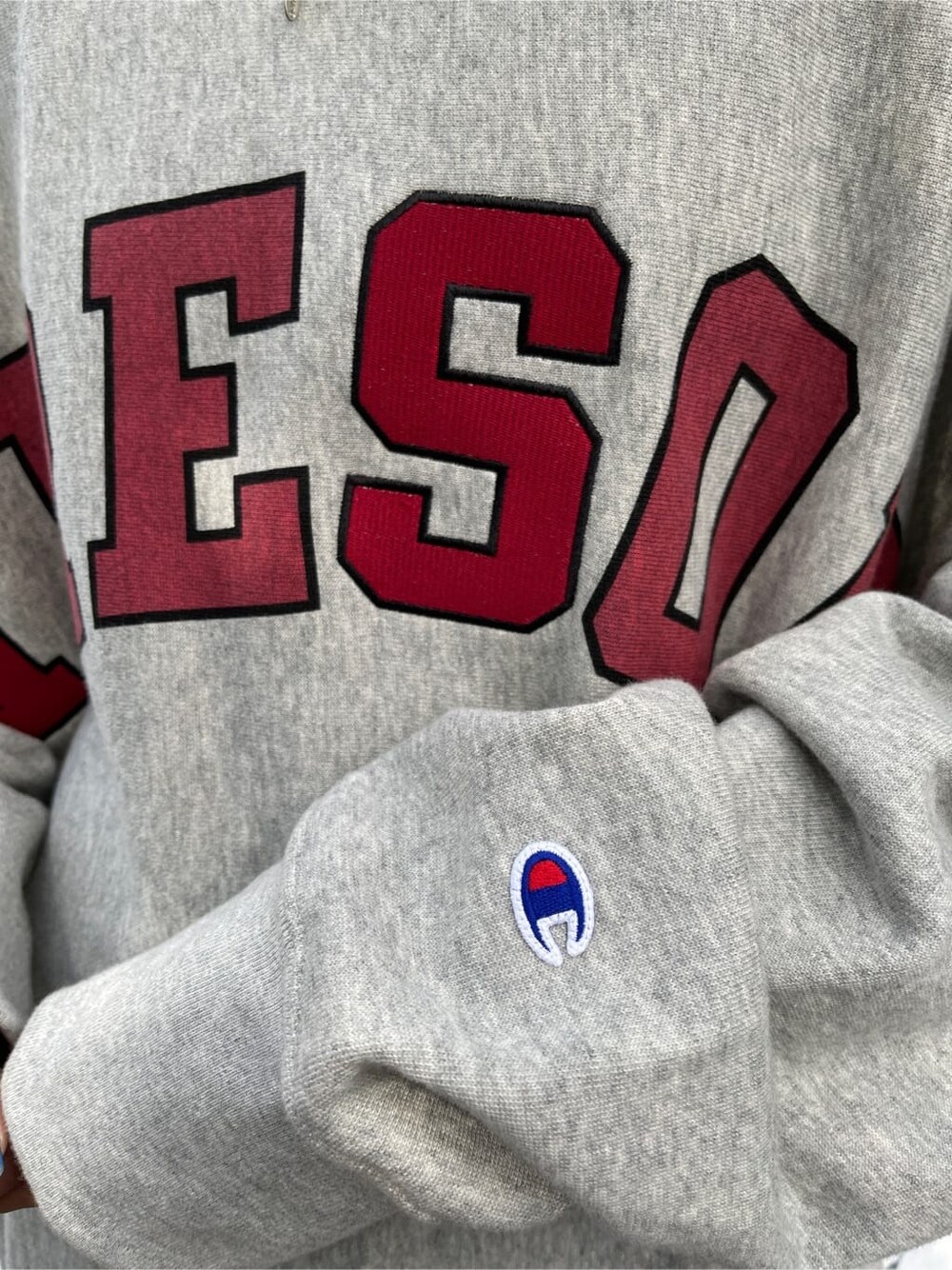 レッド系のスカート、グレー系のスウェット、ブラック系のハンチング/ベレー帽を着用したレディースの秋コーディネートの6枚目の写真