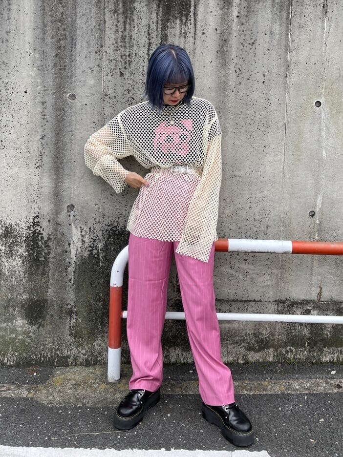 ホワイト系のTシャツ/カットソー、ブラック系のその他シューズ、ブラック系のTシャツ/カットソーを着用したレディースの春コーディネートの2枚目の写真