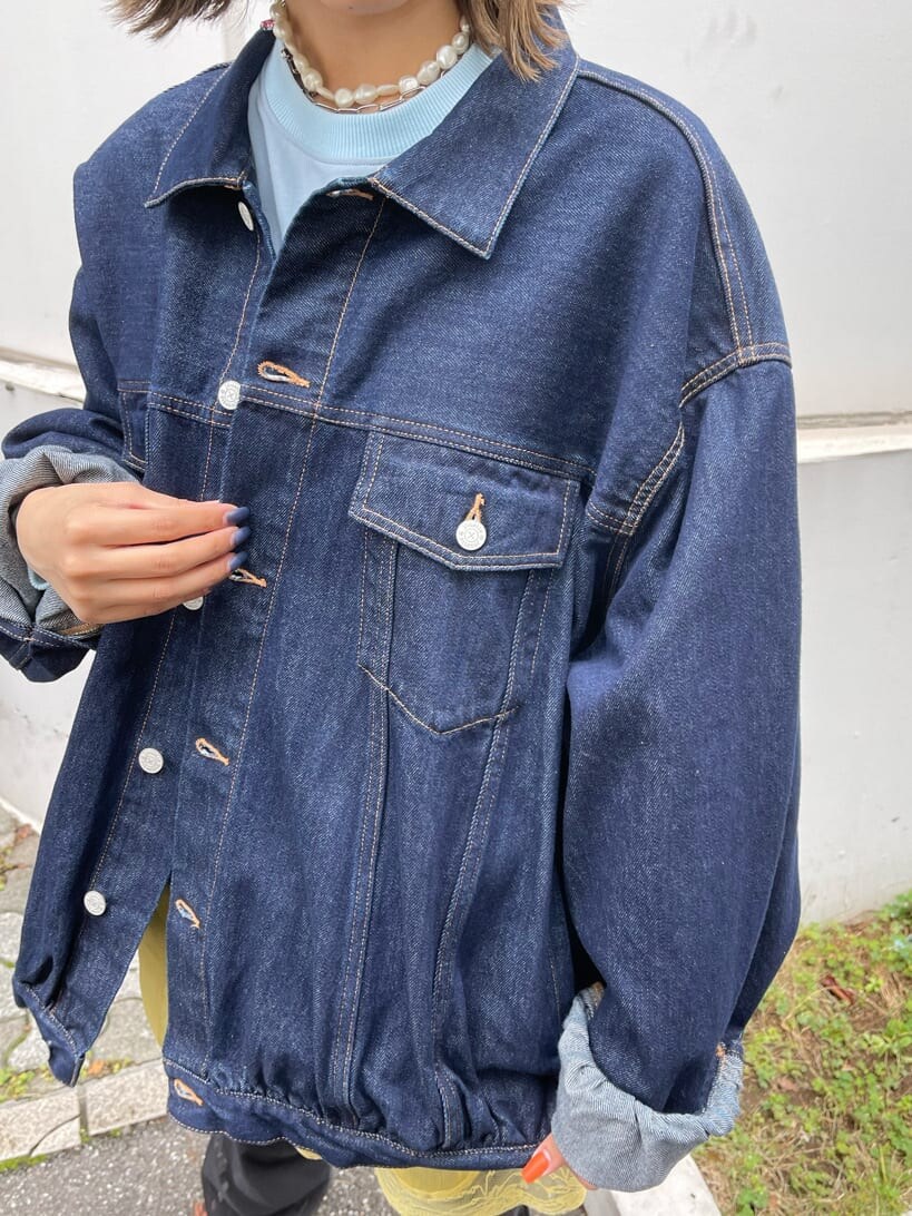 ブルー系のデニムジャケット、ブルー系のTシャツ/カットソーを着用したレディースの秋コーディネートの5枚目の写真