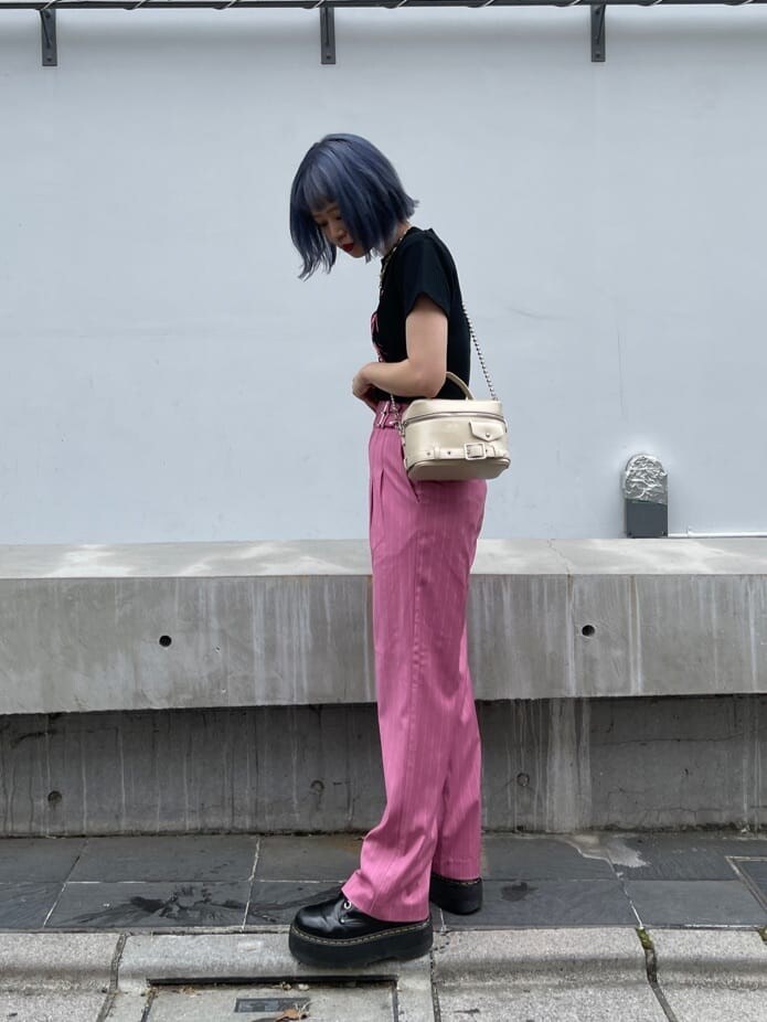 ホワイト系のショルダーバッグ、ブラック系のその他シューズ、ブラック系のTシャツ/カットソーを着用したレディースの春コーディネートの4枚目の写真