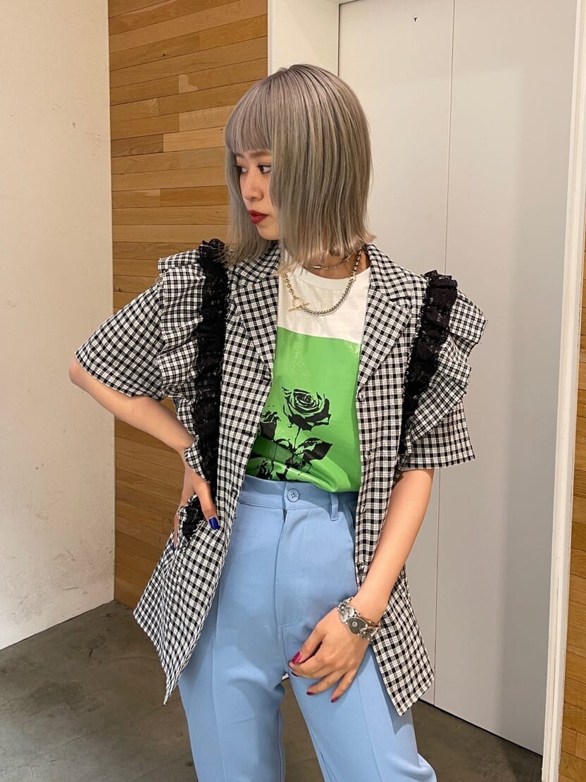 ブルー系のスラックス、ホワイト系のTシャツ/カットソー、その他のシャツ/ブラウスを着用したレディースの春コーディネートの5枚目の写真