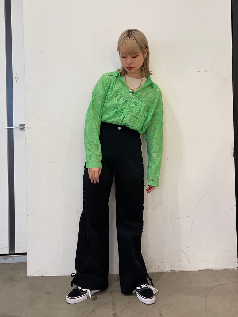 グリーン系のシャツ/ブラウス、ブラック系のデニムパンツ、ホワイト系のTシャツ/カットソーを着用したレディースの春コーディネートの2枚目の写真