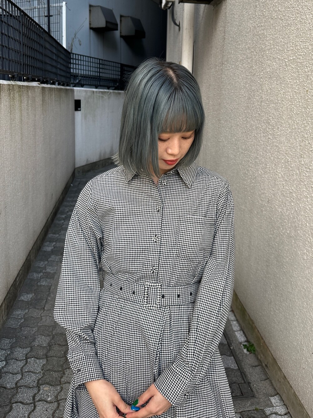 ホワイト系のワンピース、ブラック系のその他シューズを着用したレディースの冬コーディネートの4枚目の写真