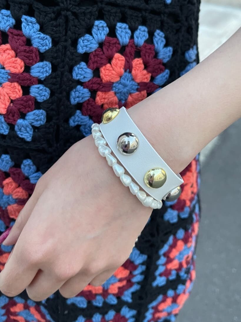 ブラック系のデニムパンツ、ブラック系のキャミソール、ブラック系のTシャツ/カットソーを着用したレディースの春コーディネートの9枚目の写真