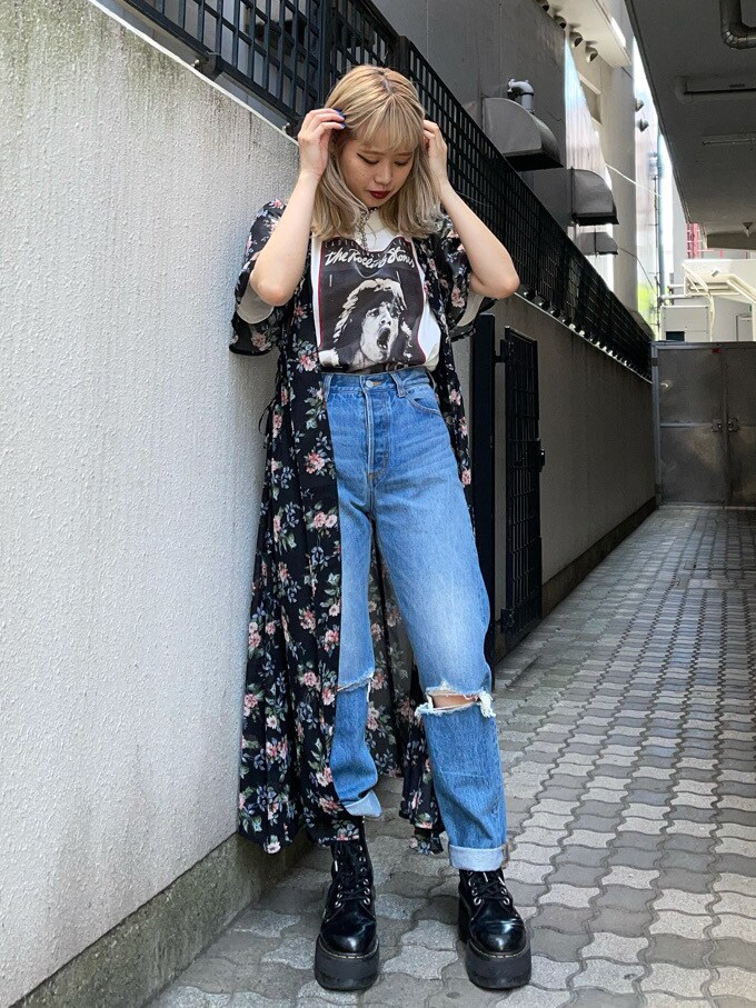 ホワイト系のTシャツ/カットソー、ブラック系のワンピース、ブルー系のデニムパンツを着用したレディースの春コーディネートの2枚目の写真