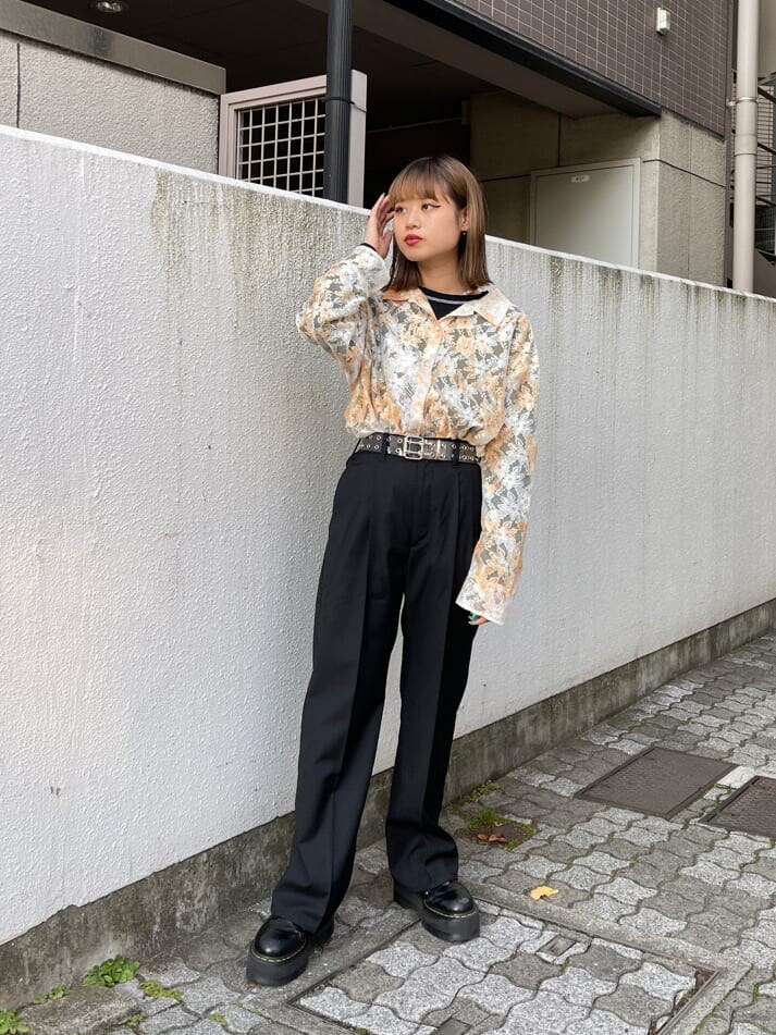 ブラック系のスラックス、ブラック系のTシャツ/カットソー、ホワイト系のシャツ/ブラウスを着用したレディースの冬コーディネートの2枚目の写真