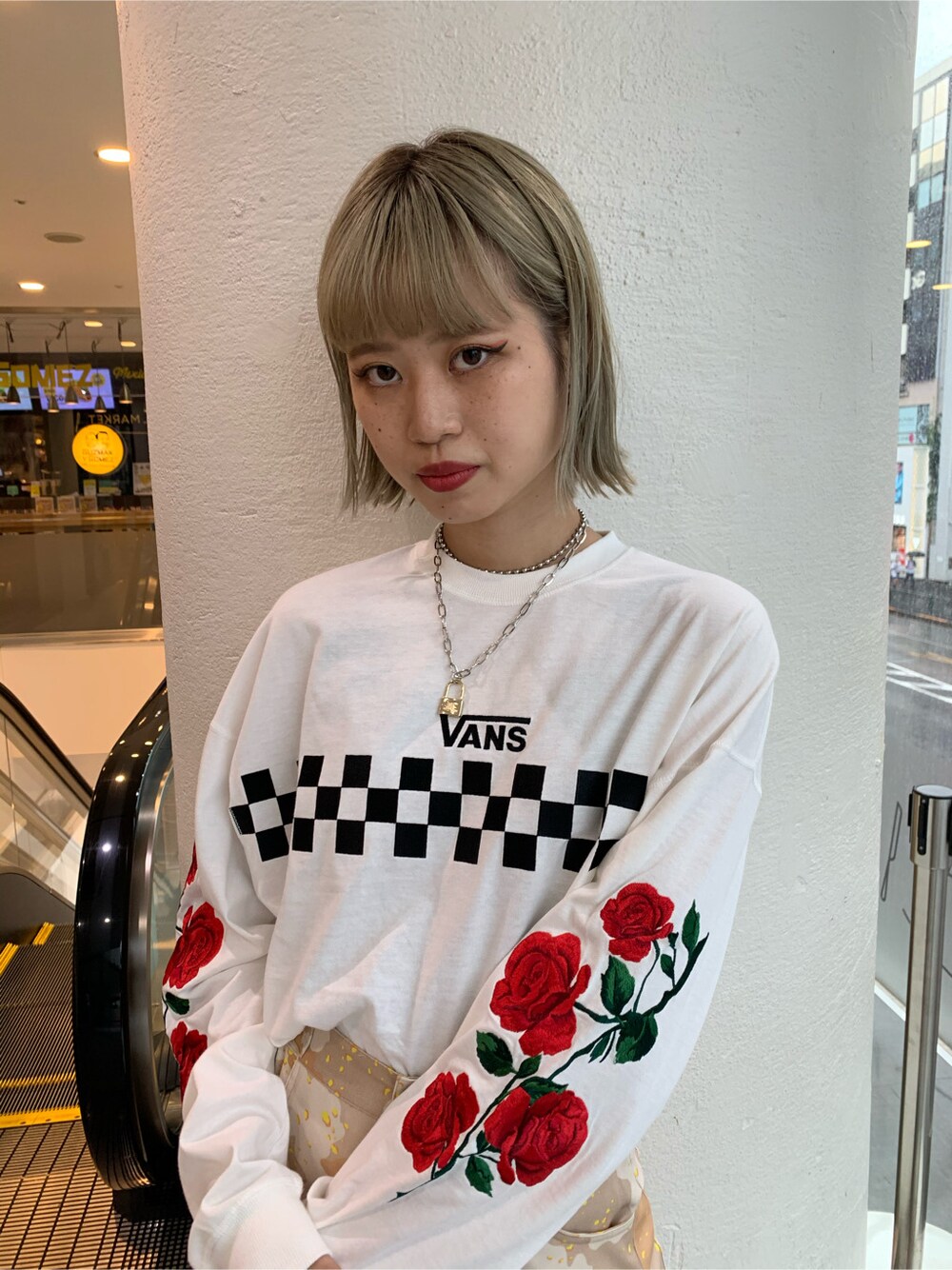 ホワイト系のその他パンツ、ホワイト系のTシャツ/カットソーを着用したレディースの夏コーディネートの2枚目の写真