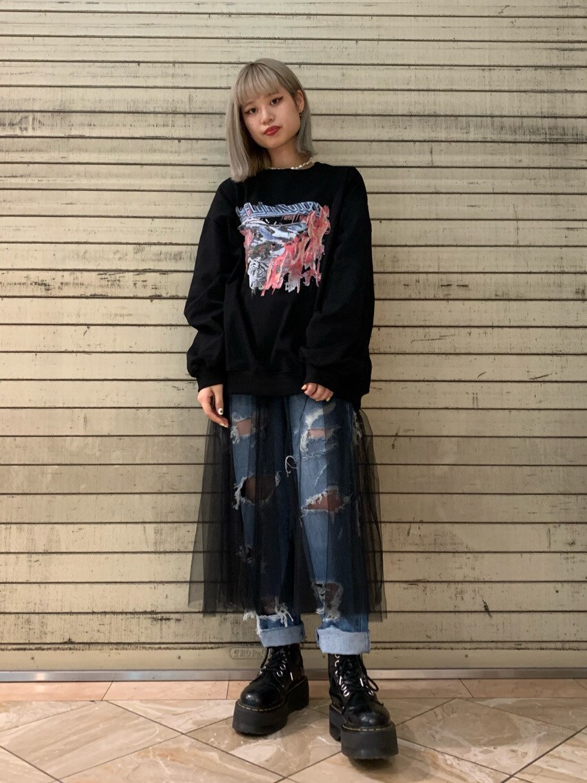 ブルー系のデニムパンツ、ピンク系のダウンジャケット/コート、ブラック系のスウェットを着用したレディースの秋コーディネートの2枚目の写真