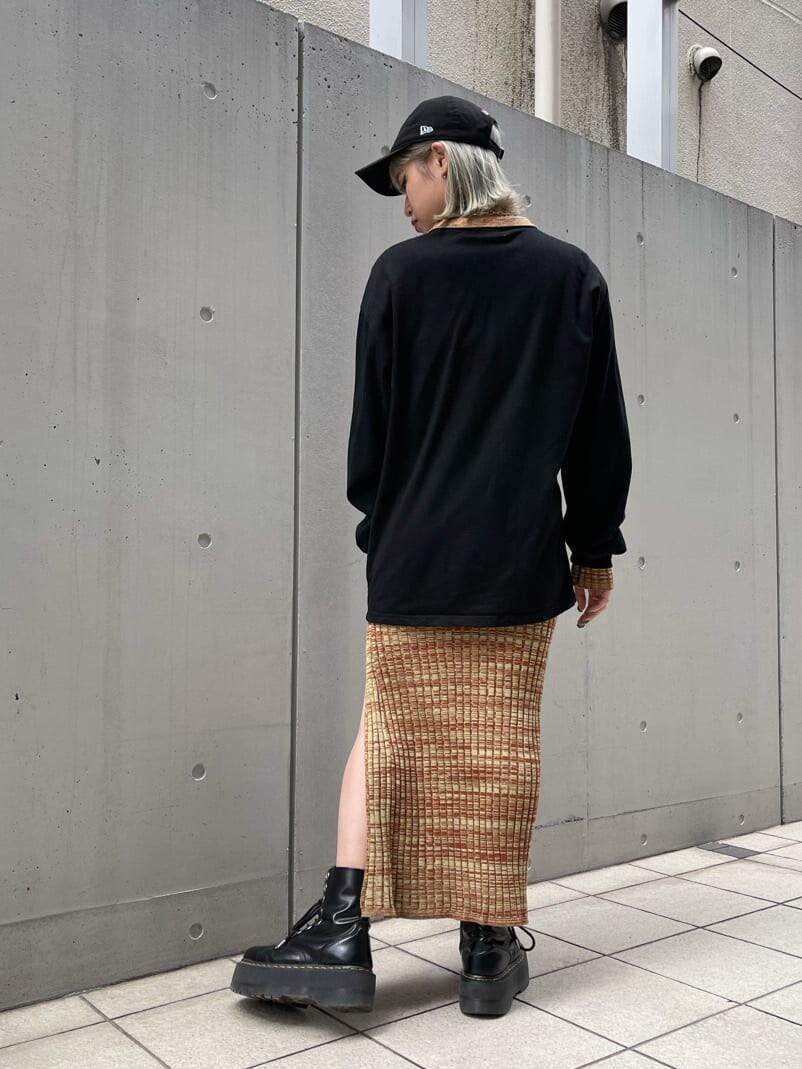 ブラウン系のワンピース、ブラック系のTシャツ/カットソーを着用したレディースの秋コーディネートの3枚目の写真