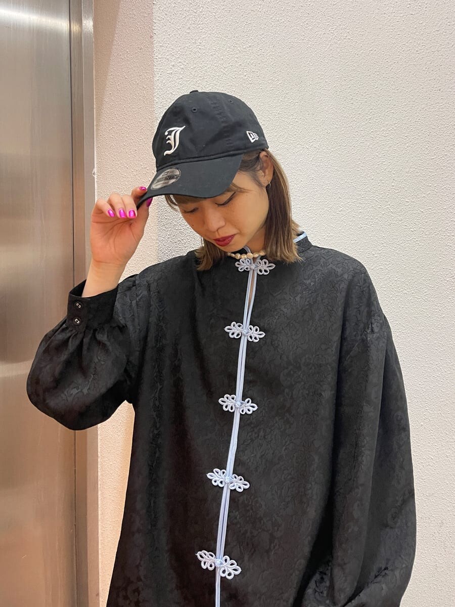 ブラック系のシャツ/ブラウス、ブルー系のデニムパンツ、ブラック系のキャップを着用したレディースの冬コーディネートの5枚目の写真