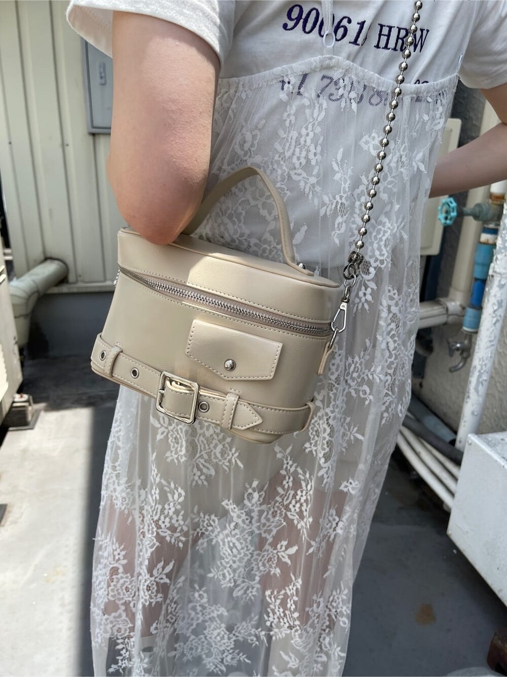 ホワイト系のその他パンツ、ホワイト系のショルダーバッグ、ホワイト系のTシャツ/カットソーを着用したレディースの夏コーディネートの6枚目の写真