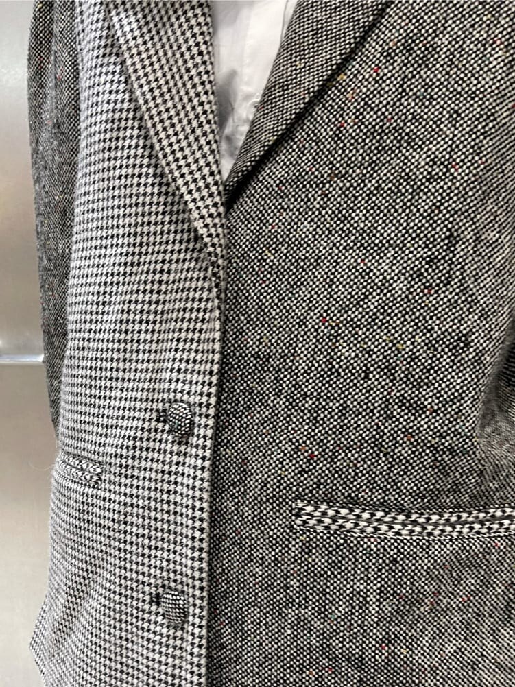 ブルー系のデニムパンツ、その他のテーラードジャケット、ホワイト系のシャツ/ブラウスを着用したレディースの夏コーディネートの7枚目の写真