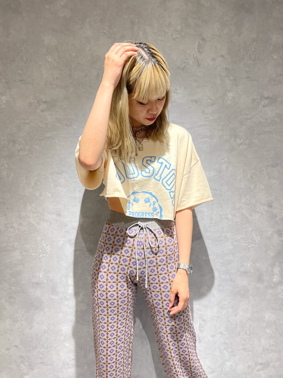 ホワイト系のワンピース、グレー系のその他パンツを着用したレディースの夏コーディネートの5枚目の写真