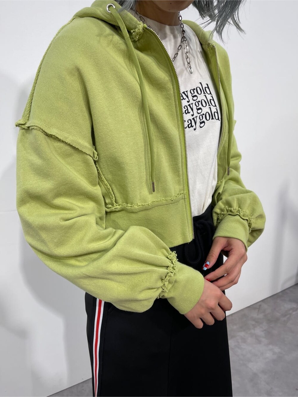 ホワイト系のTシャツ/カットソー、グリーン系のパーカー、レッド系のスカートを着用したレディースの秋コーディネートの7枚目の写真