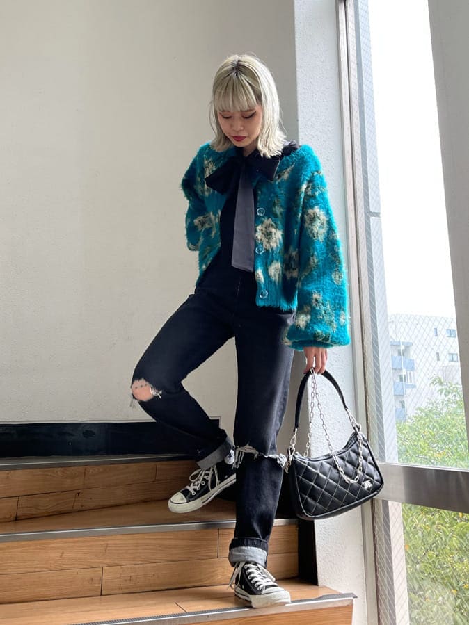 ブラック系のデニムパンツ、ブルー系のカーディガン/ボレロ、ブラック系のシャツ/ブラウスを着用したレディースの秋コーディネートの2枚目の写真