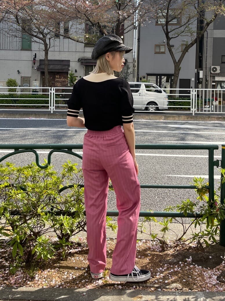 ブラック系のニット/セーター、ピンク系のその他パンツ、シルバー系のブレスレットを着用したレディースの春コーディネートの5枚目の写真