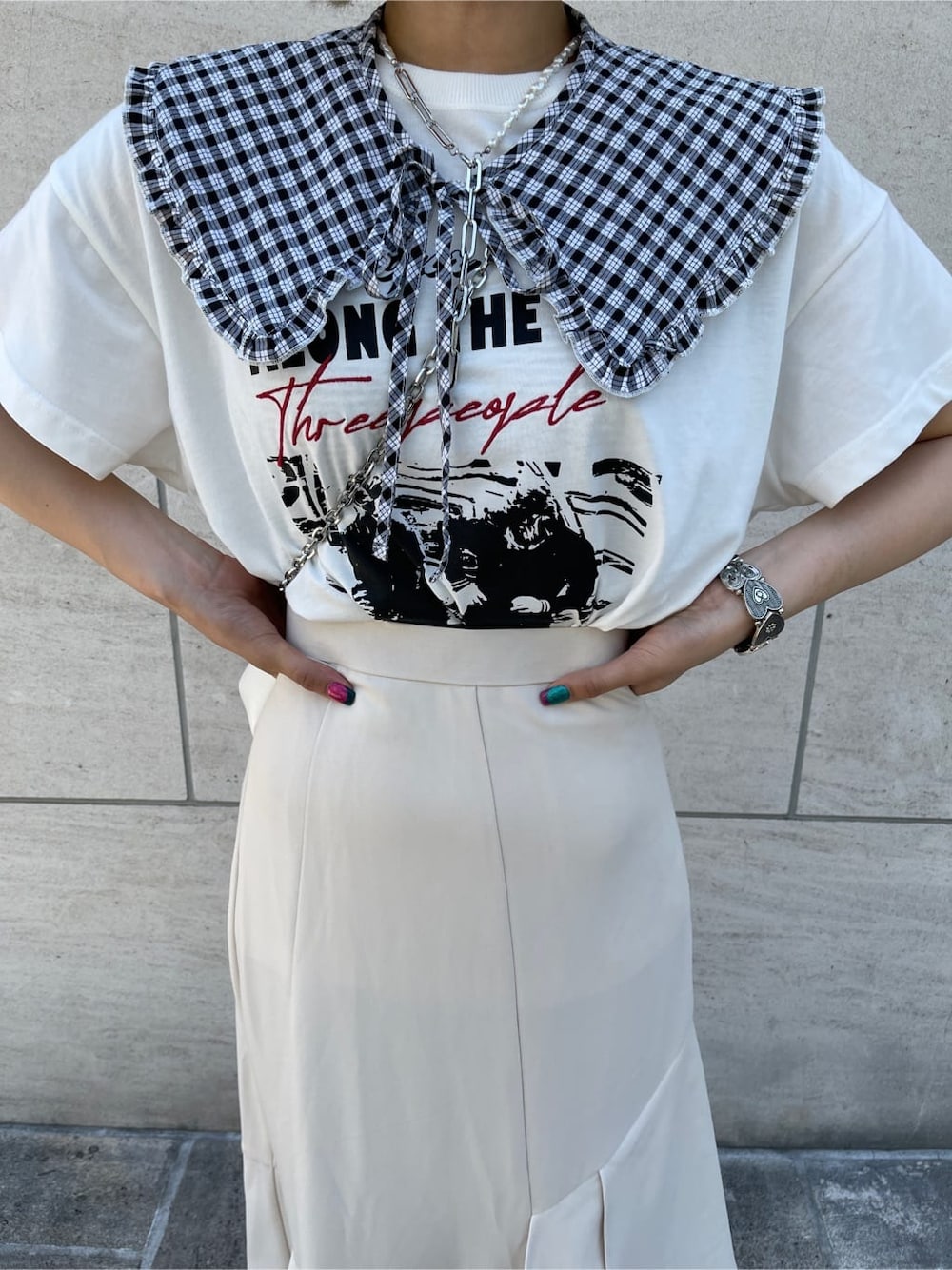 ブラック系のブーツ、ホワイト系のハンドバッグ、ホワイト系のTシャツ/カットソーを着用したレディースの夏コーディネートの5枚目の写真