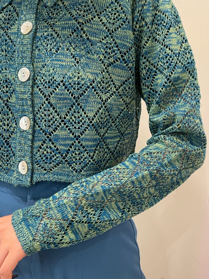 ブルー系のスラックス、グリーン系のシャツ/ブラウス、シルバー系のチョーカーを着用したレディースの冬コーディネートの7枚目の写真