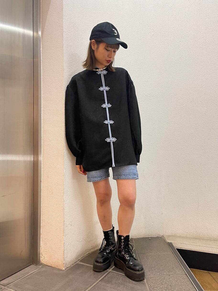 ブラック系のシャツ/ブラウス、ブルー系のデニムパンツ、ブラック系のキャップを着用したレディースの冬コーディネートの3枚目の写真