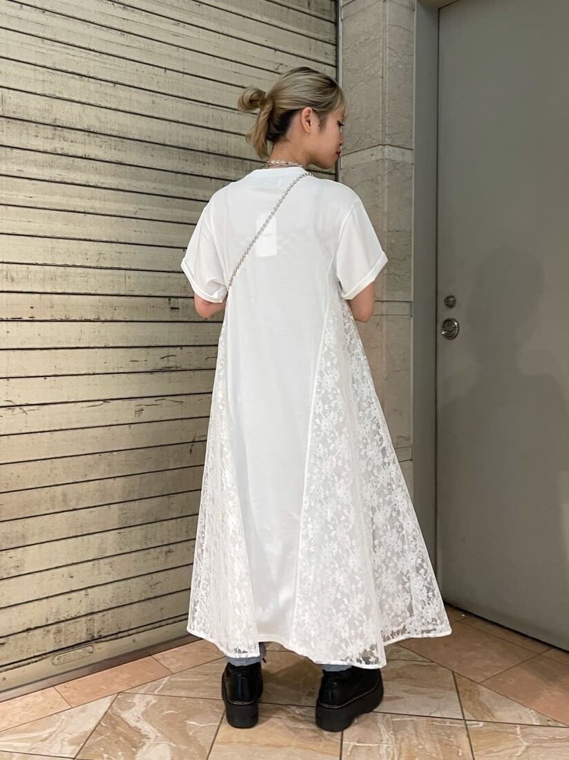 ホワイト系のワンピース、ブルー系のデニムパンツ、その他の財布を着用したレディースの夏コーディネートの4枚目の写真