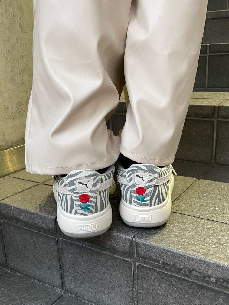 ホワイト系のスニーカー、ホワイト系のカーディガン/ボレロ、ホワイト系のその他パンツを着用したレディースの秋コーディネートの10枚目の写真