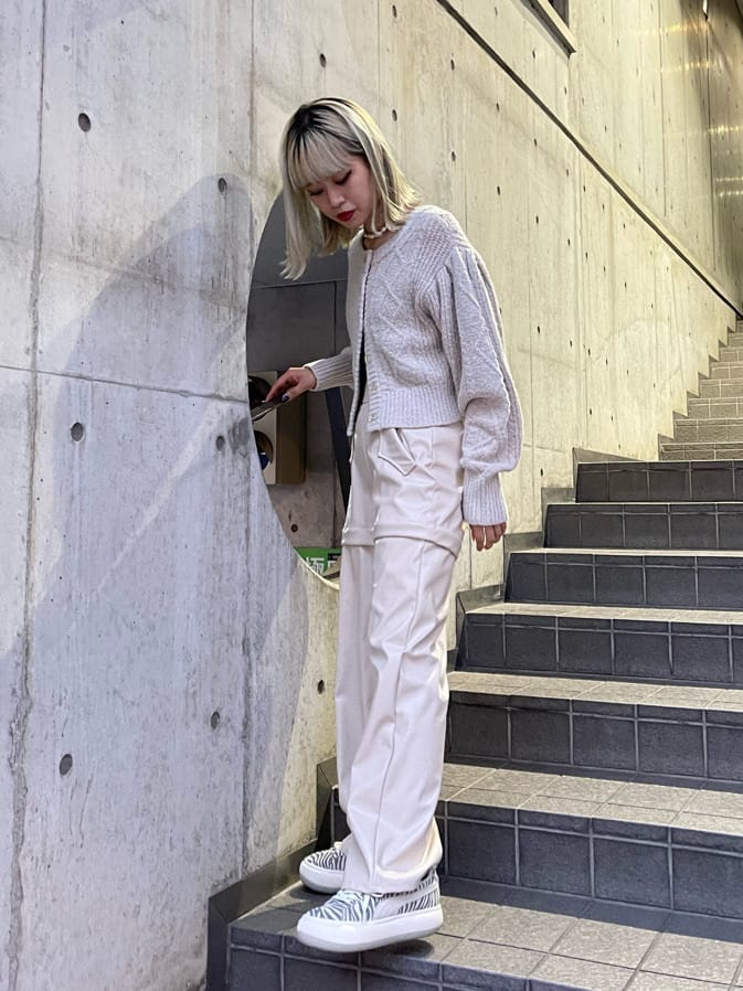 ホワイト系のスニーカー、ホワイト系のカーディガン/ボレロ、ホワイト系のその他パンツを着用したレディースの秋コーディネートの2枚目の写真