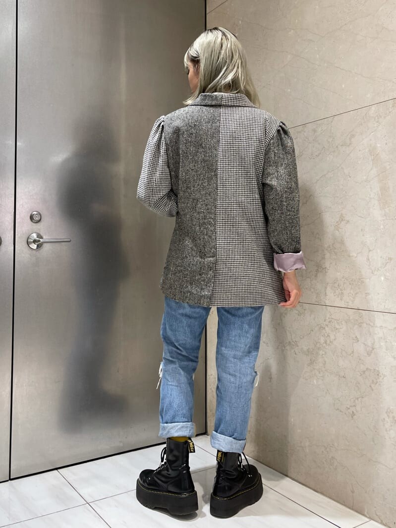 ブルー系のデニムパンツ、その他のテーラードジャケット、ホワイト系のシャツ/ブラウスを着用したレディースの夏コーディネートの3枚目の写真