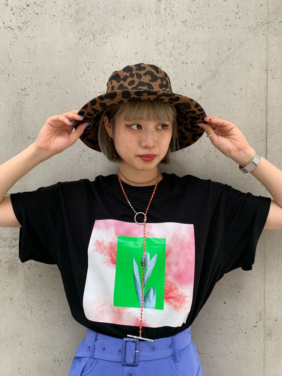 ブラック系のTシャツ/カットソー、ブルー系のスカート、その他のハットを着用したレディースの夏コーディネートの2枚目の写真