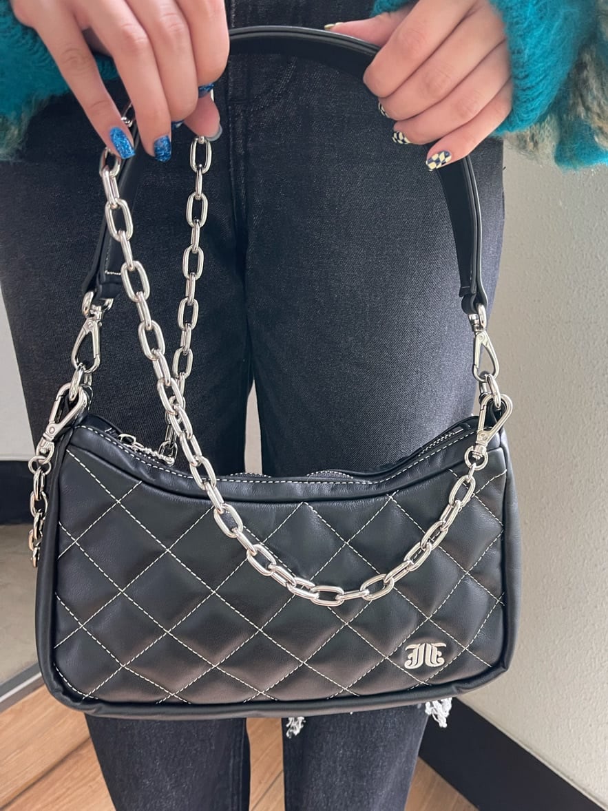 ブラック系のデニムパンツ、ブルー系のカーディガン/ボレロ、ブラック系のシャツ/ブラウスを着用したレディースの秋コーディネートの9枚目の写真