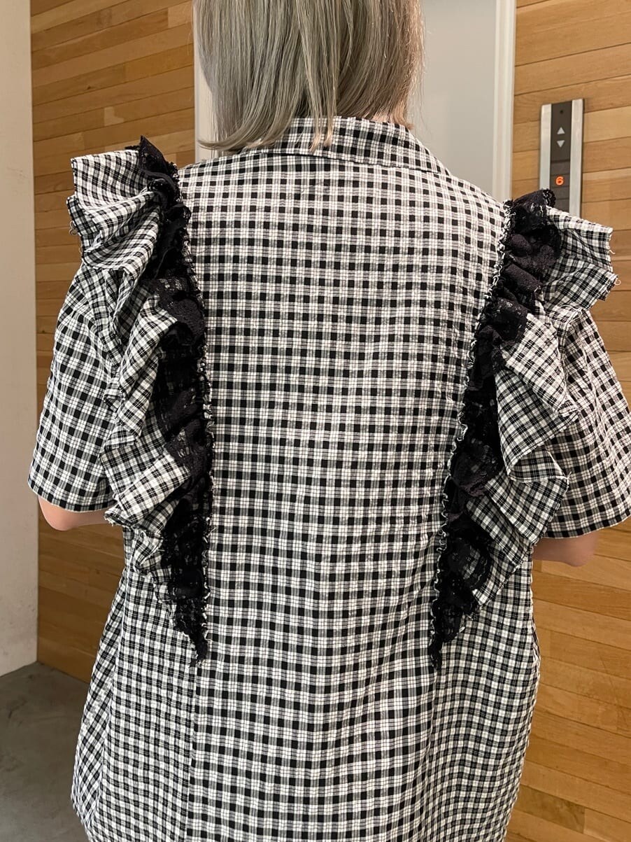 ブルー系のスラックス、ホワイト系のTシャツ/カットソー、その他のシャツ/ブラウスを着用したレディースの春コーディネートの9枚目の写真