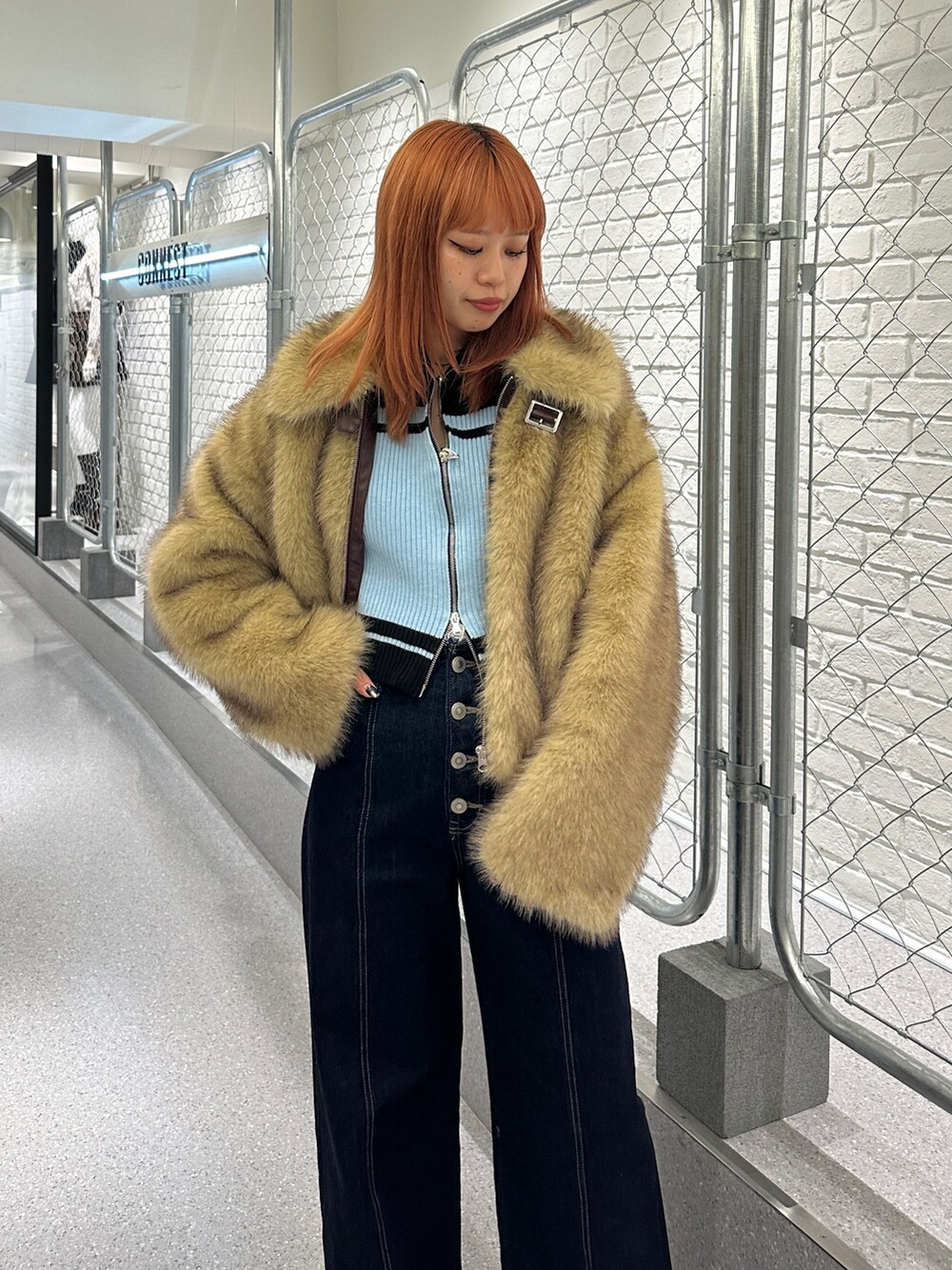 ブルー系のデニムパンツ、ブラック系のパンプス、ブラック系のニット/セーターを着用したレディースの秋コーディネートの5枚目の写真