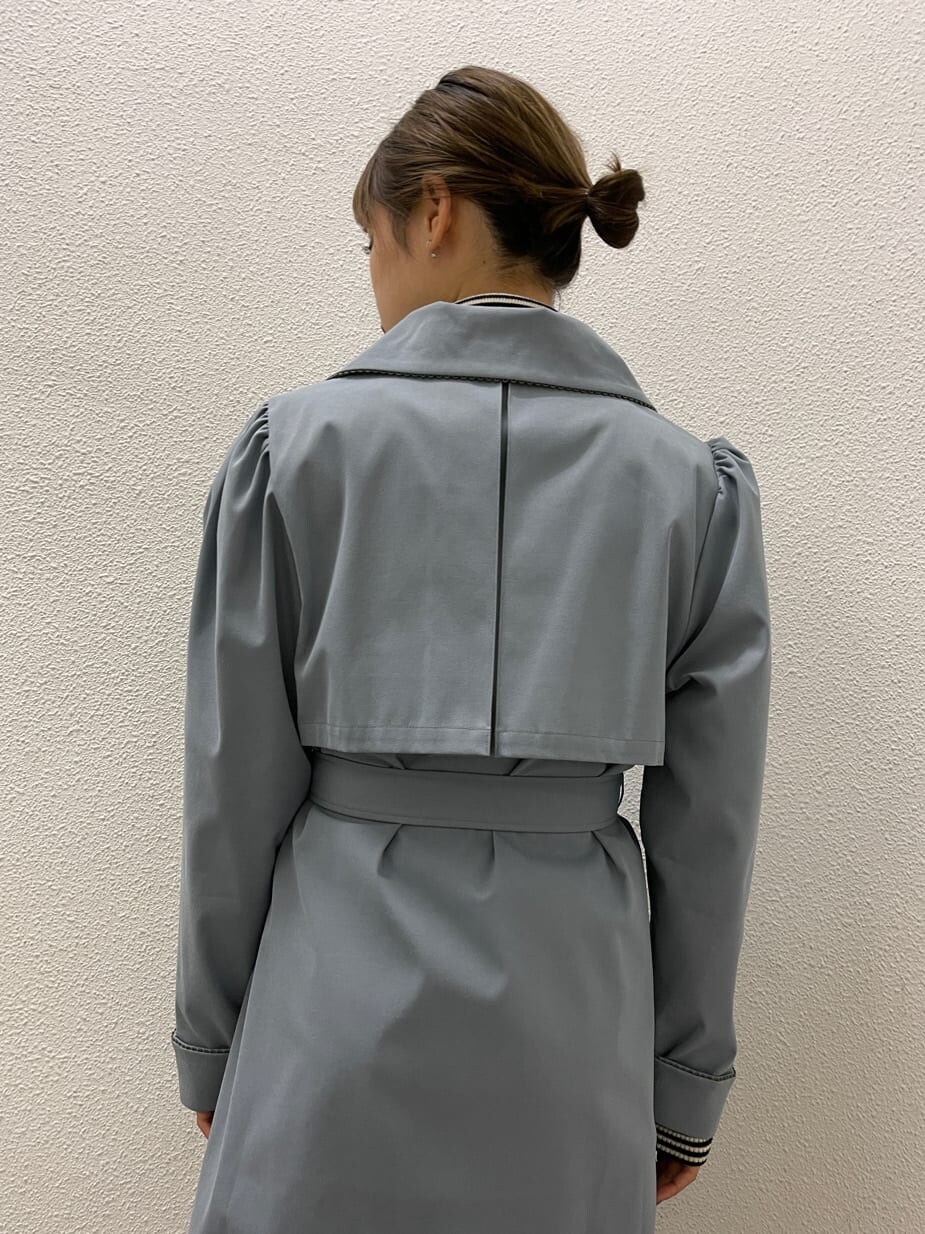 ブルー系のワンピース、ブラック系のブーツ、その他のニット/セーターを着用したレディースの冬コーディネートの8枚目の写真