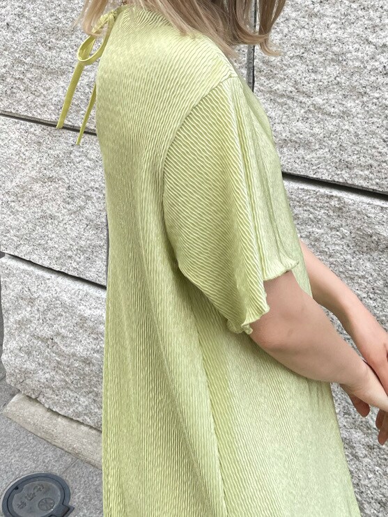 グリーン系のTシャツ/カットソーを着用したレディースの春コーディネートの7枚目の写真