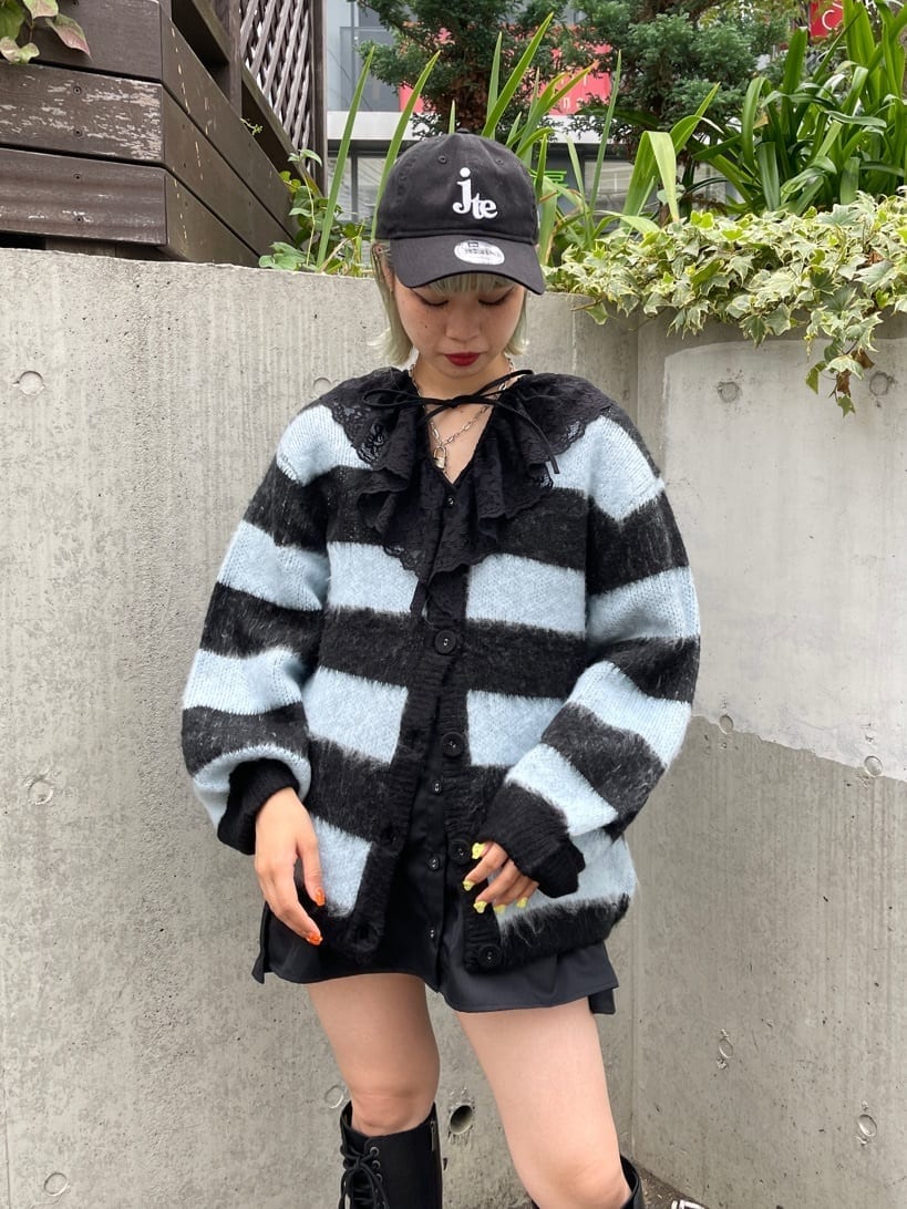 ブラック系のブーツ、ブラック系のシャツ/ブラウス、ブラック系のカーディガン/ボレロを着用したレディースの夏コーディネートの4枚目の写真