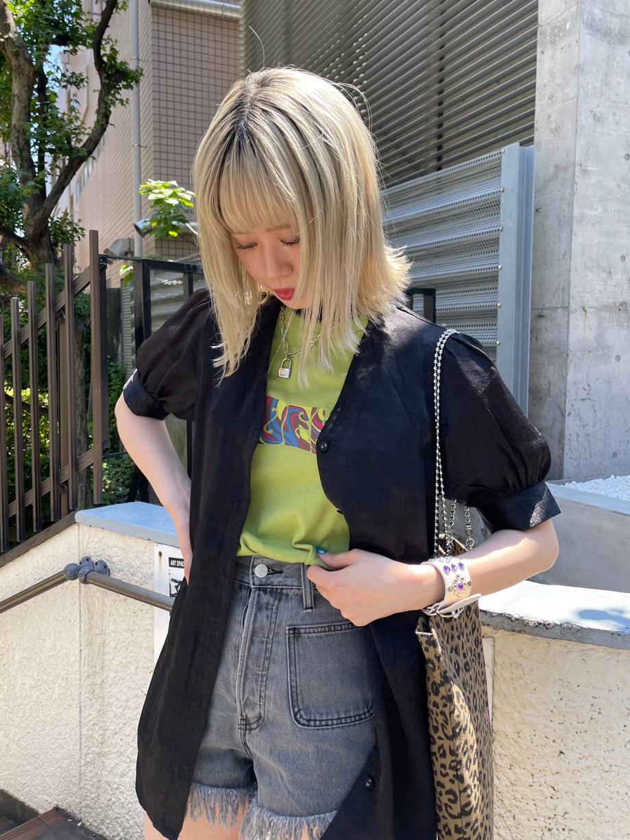 ブラック系のブーツ、その他のトートバッグ、グリーン系のTシャツ/カットソーを着用したレディースの春コーディネートの5枚目の写真