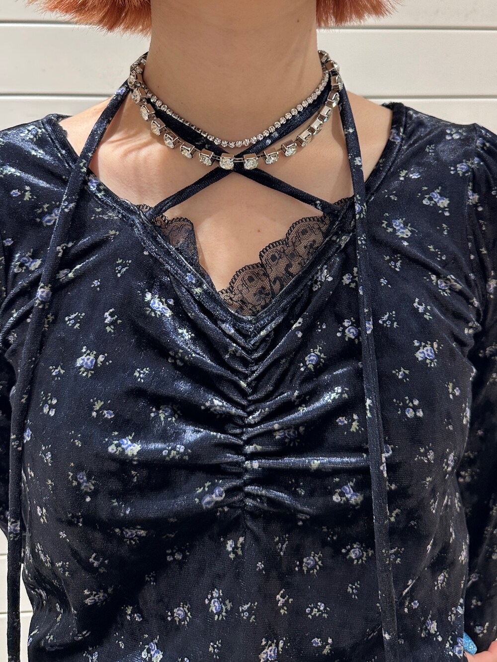 ブルー系のワンピース、シルバー系のハンドバッグ、ブラック系のデニムパンツを着用したレディースの冬コーディネートの7枚目の写真