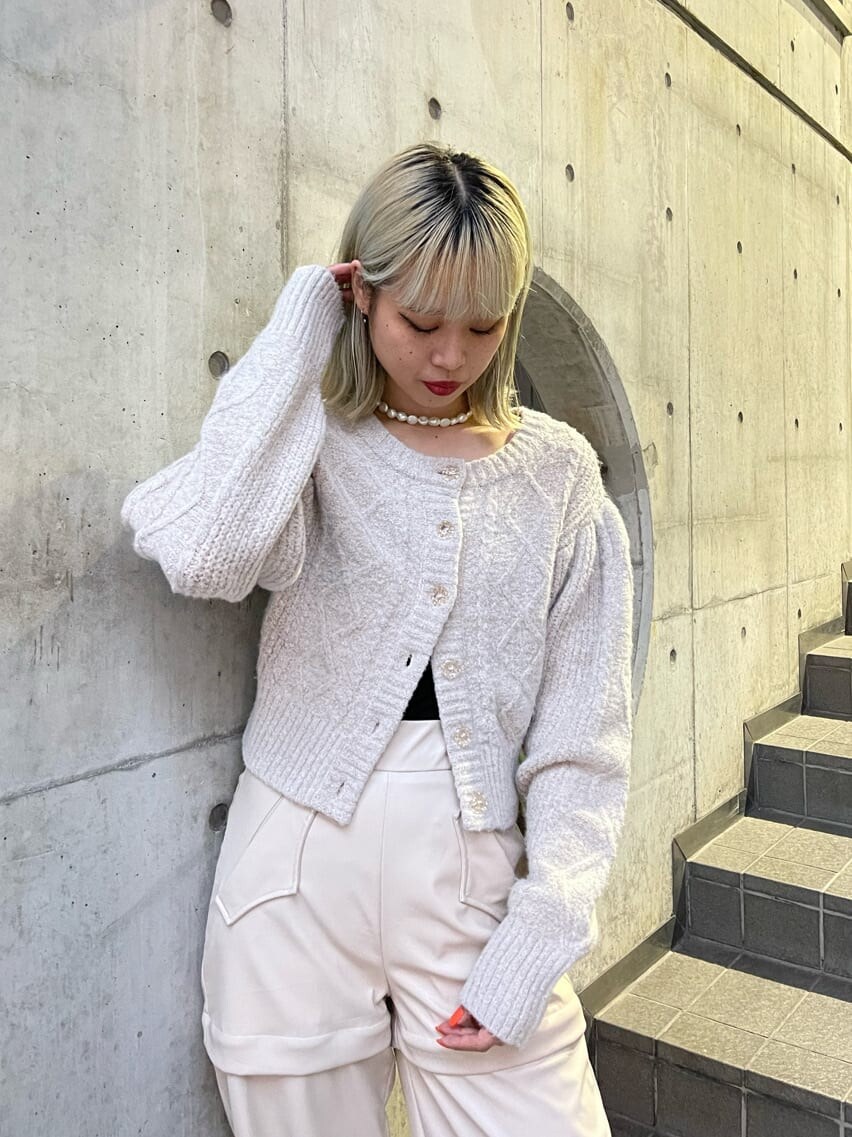 ホワイト系のスニーカー、ホワイト系のカーディガン/ボレロ、ホワイト系のその他パンツを着用したレディースの秋コーディネートの6枚目の写真