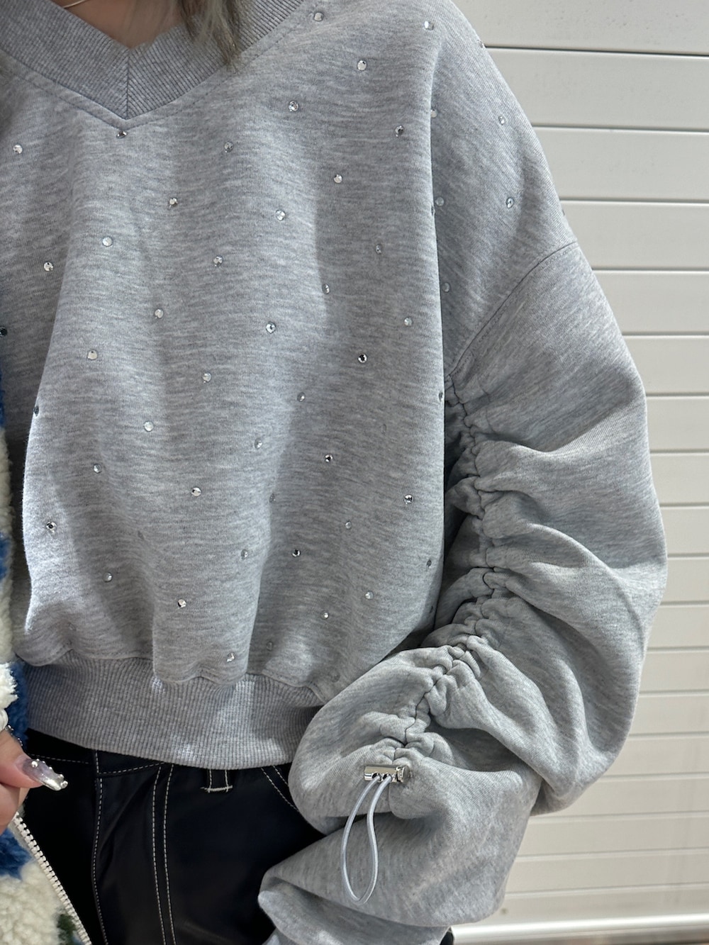 ホワイト系のブルゾン、グレー系のスウェット、ブラック系のその他パンツを着用したレディースの冬コーディネートの10枚目の写真