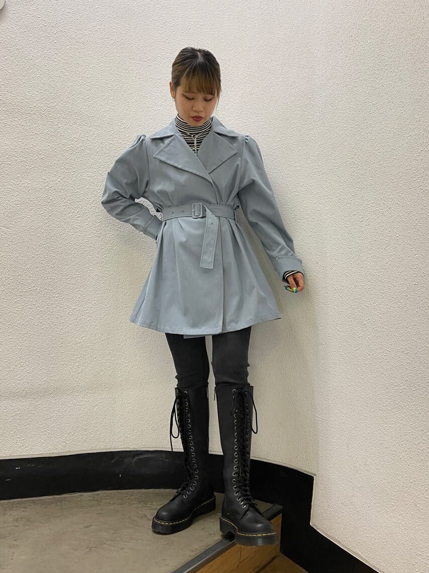 ブルー系のワンピース、ブラック系のブーツ、その他のニット/セーターを着用したレディースの冬コーディネートの4枚目の写真