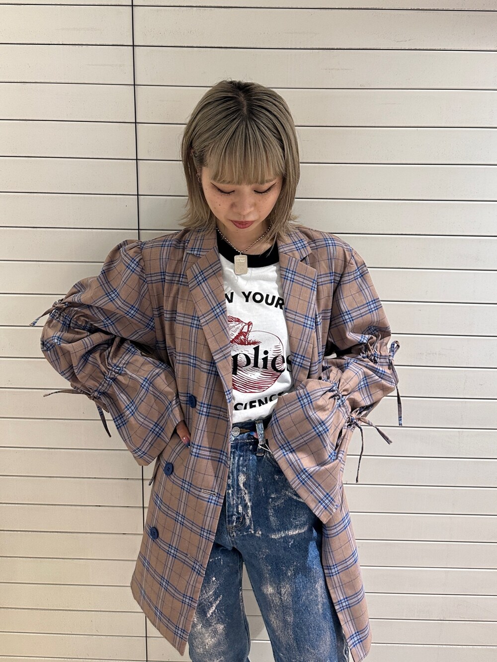 ベージュ系のワンピース、ホワイト系のTシャツ/カットソー、ブルー系のデニムパンツを着用したレディースの秋コーディネートの4枚目の写真