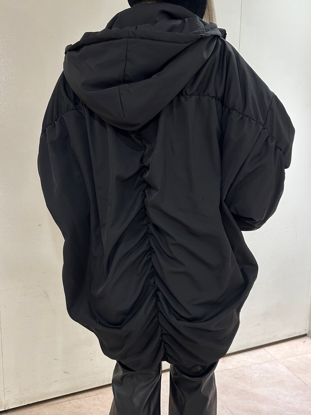 ブラック系のその他パンツ、ブラック系のその他アウター、ピンク系のニット/セーターを着用したレディースの冬コーディネートの9枚目の写真