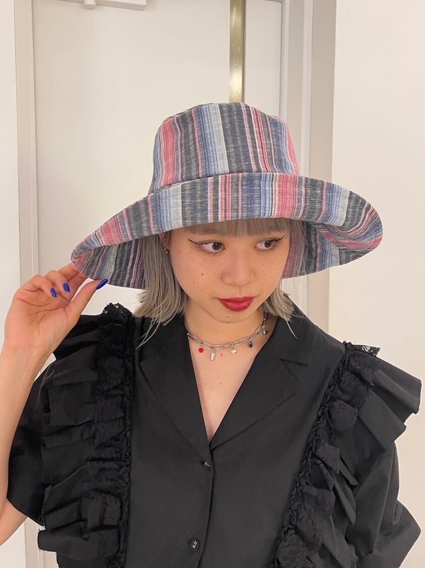 ブラック系のシャツ/ブラウス、ブラック系のサンダル、ブルー系のデニムパンツを着用したレディースの春コーディネートの6枚目の写真