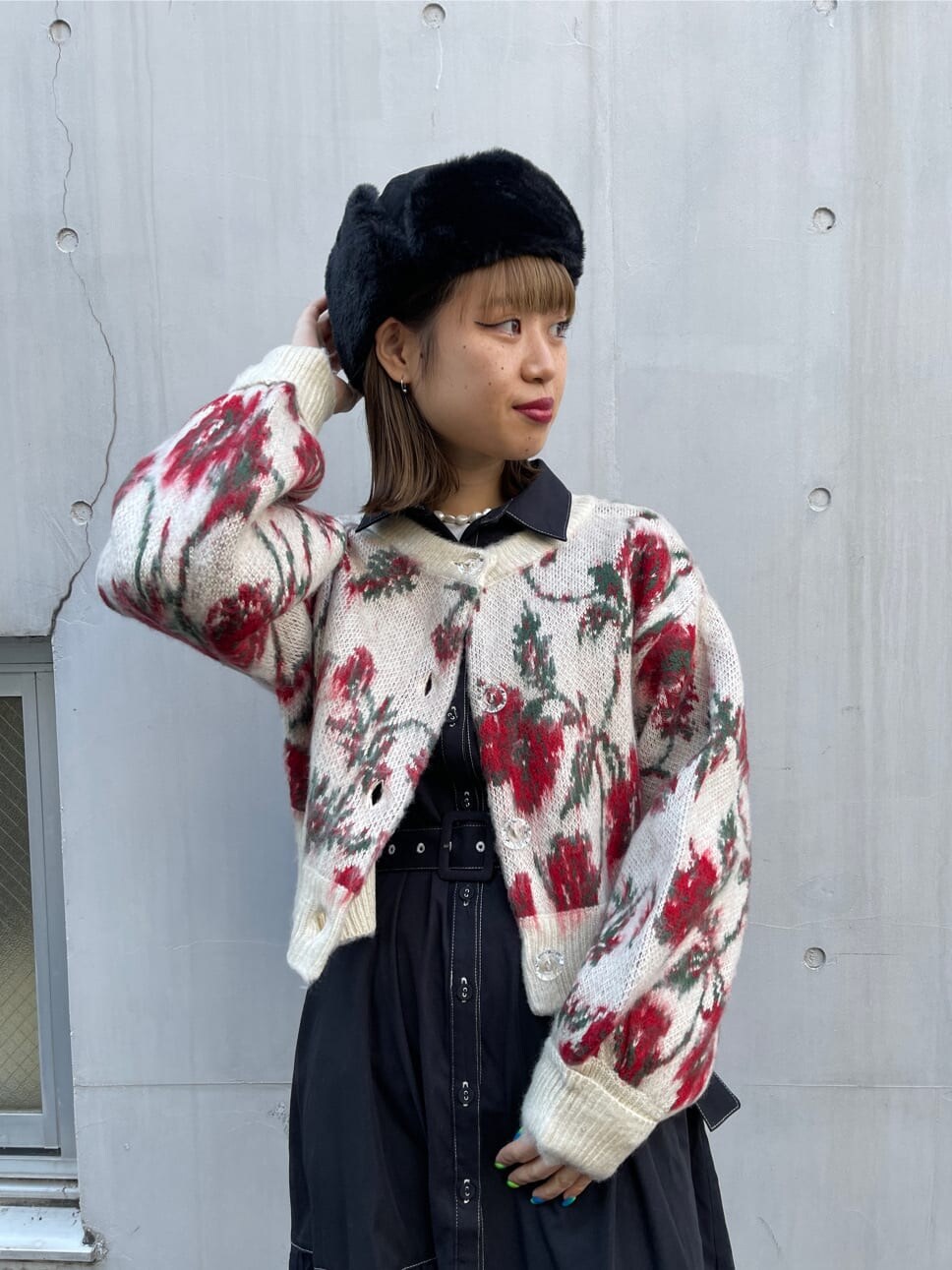 ホワイト系のブーツ、ブラック系のワンピース、ホワイト系のカーディガン/ボレロを着用したレディースの冬コーディネートの5枚目の写真