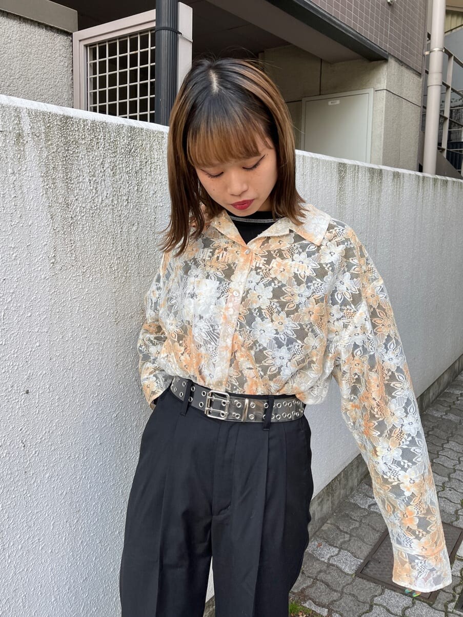 ブラック系のスラックス、ブラック系のTシャツ/カットソー、ホワイト系のシャツ/ブラウスを着用したレディースの冬コーディネートの5枚目の写真