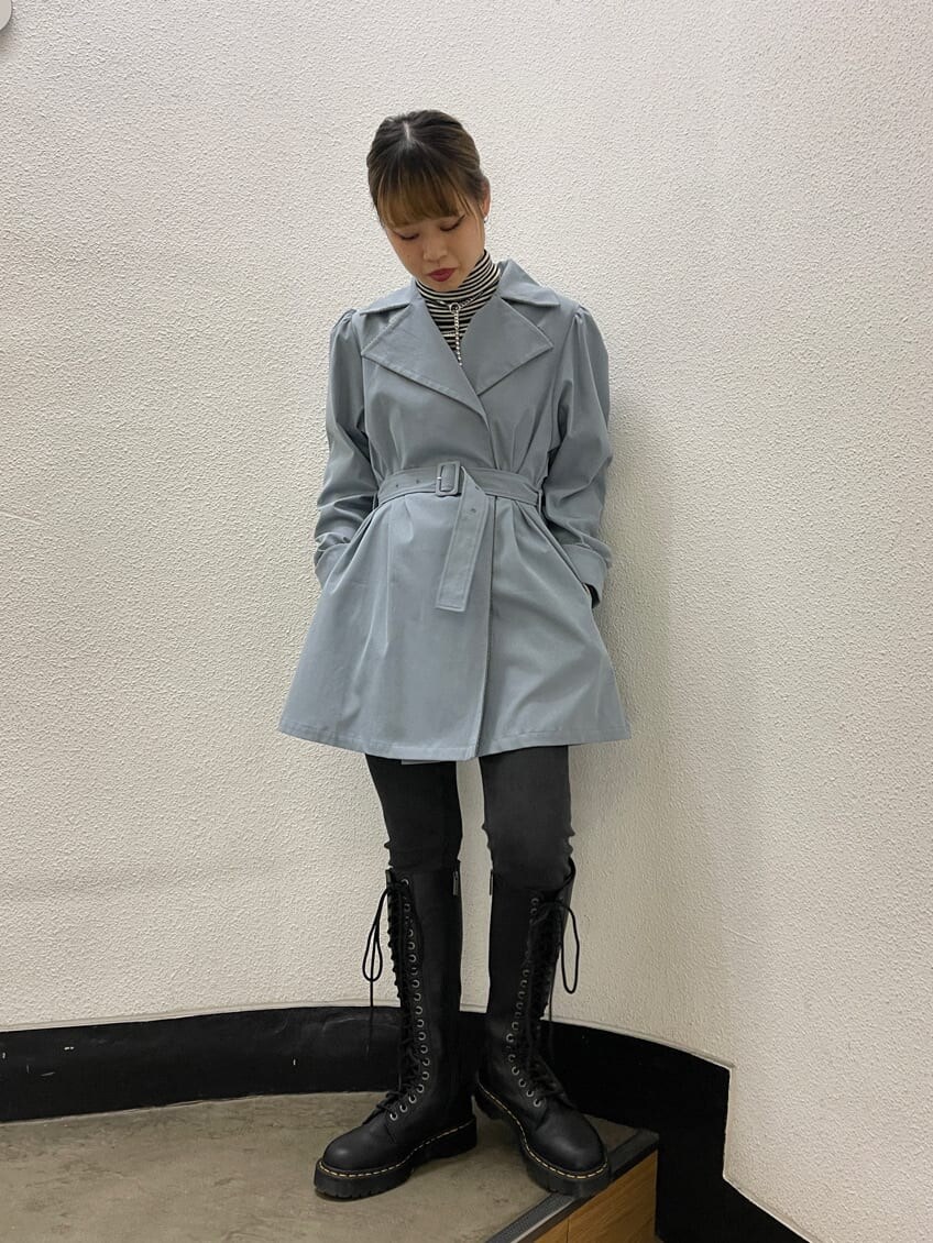 ブルー系のワンピース、ブラック系のブーツ、その他のニット/セーターを着用したレディースの冬コーディネートの2枚目の写真